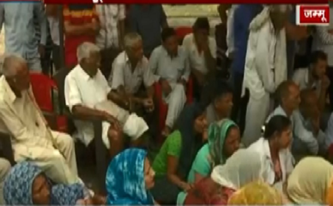 जम्मू कश्मीर में 'बैक टू विलेज' का कार्यक्रम, घर-घर पहुंच रहे हैं अफ़सर