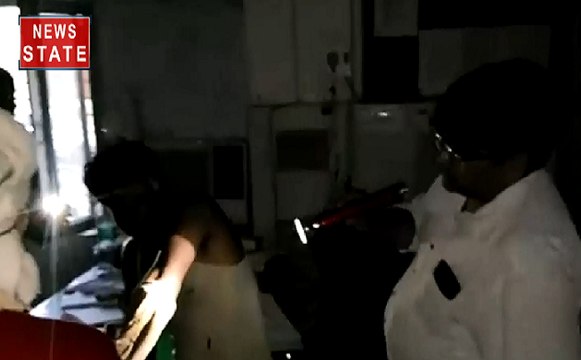 Khabar Vishesh : अंधेरे में डूबा अस्पताल, टॉर्च और मोबाइल की रोशनी का भरोसा