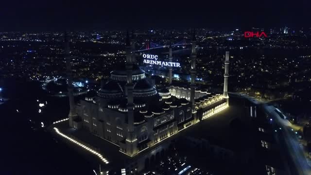 ÇAMLICA CAMİİ'NDE RAMAZAN'IN İLK TERAVİH NAMAZI İÇİN EZAN OKUNDU