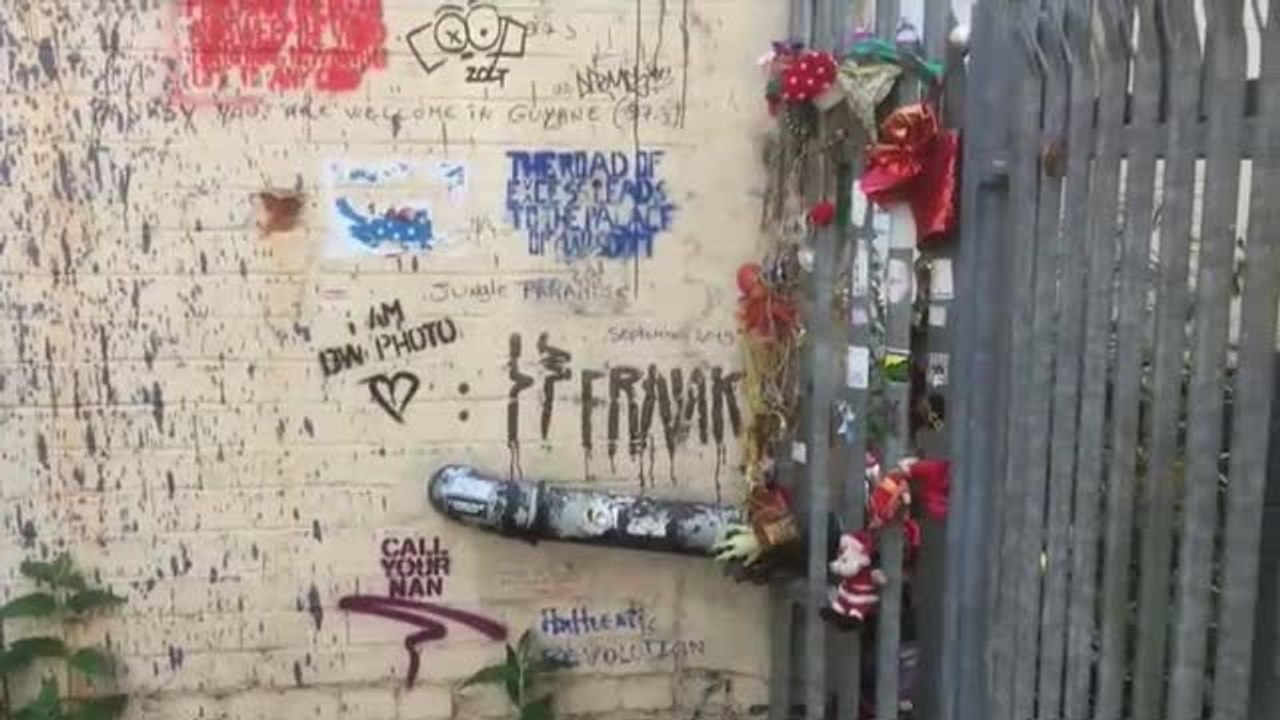 'Girl with a Pierced Eardrum' de Banksy aparece con una mascarilla