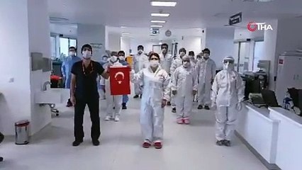 Yoğun bakım çalışanları İstiklal Marşı’nı hastanede okudu