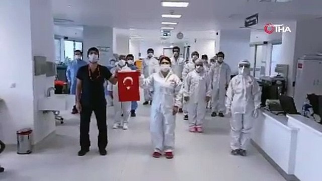 Yoğun bakım çalışanları İstiklal Marşı’nı hastanede okudu