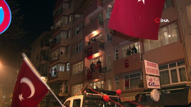 Çocuğundan yaşlısına binlerce vatandaş evlerinin balkon ve pencerelerinden İstiklal Marşı okudu