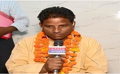 बेटे गौतम के हाई स्कूल में टॉप करने के बाद पिता ने की खुशी जाहिर, देखें वीडियो