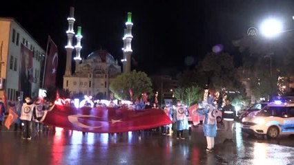 Öğretmenler dev bayrak açarak İstiklal Marşı'nı okudu