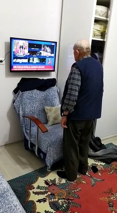 82 yaşındaki dede İstiklal Marşı okudu!