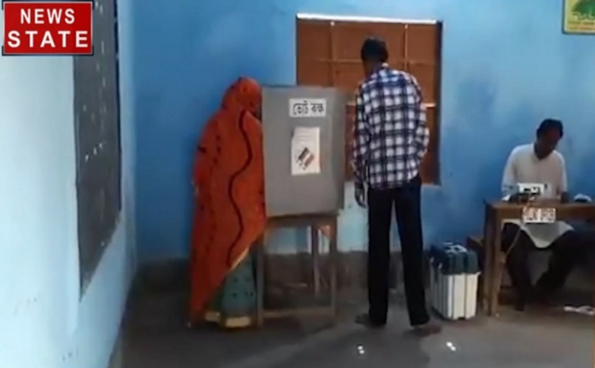 टीएमसी कार्यकर्ता पोलिंग बूथ पर डलवा रहा था टीए...