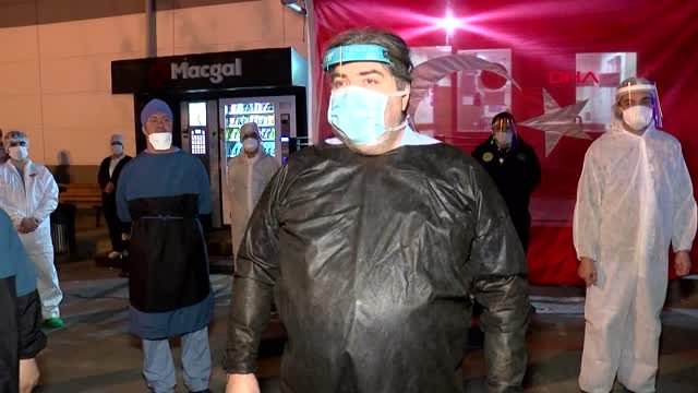 CERRAHPAŞA PERSONELİ BAYRAK AÇARAK İSTİKLAL MARŞI OKUDU