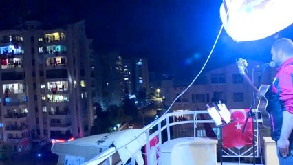 Vatandaşlar balkonlarından İstiklal Marşı'nı okudu