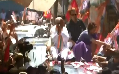 झांसी में प्रियंका गांधी के Road Show में उमड़ी समर्थकों की भीड़