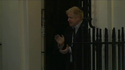 Boris Johnson se suma al aplauso sanitario después de recibir el alta