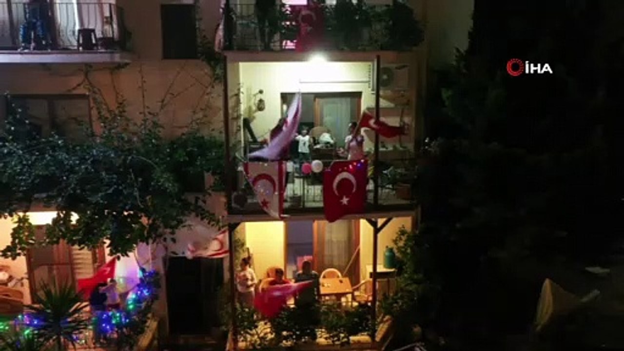 - KKTC'de 23 Nisan coşkusu balkonlara taştı
