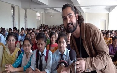 डिजिटल बाबा पहुंचे कॉलेज की छात्राओं के बीच, फिर हुआ कुछ ऐसा कि Video हो गया वायरल