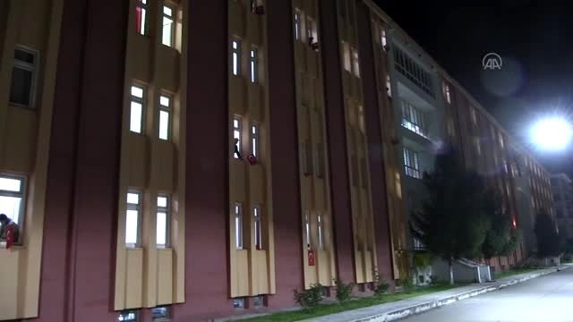 Karantinaya alınan vatandaşlar İstiklal Marşı'nı okudu