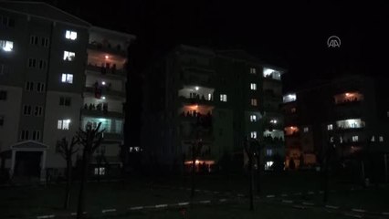 Vatandaşlar, İstiklal Marşı'nı balkonlarından okudu - VAN/BİTLİS/