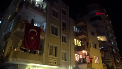 Mersin'de vatandaşlar evlerinden İstiklal Marşı'nı okudu