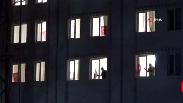 Karaman'da karantinadaki 154 kişi, kaldıkları yurdun pencerelerinden İstiklal Marşı'nı okudu