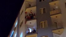 Vatandaşlar balkonlarından İstiklal Marşı'nı okudu