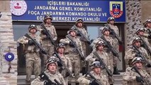 Foça Jandarma Komando Okulu ve Eğitim Merkezi Komutanlığında eğitim gören 21’inci Dönem Komando İhtisas Kursu kursiyerlerimiz İstiklal Marşımızı gururla söylüyor.