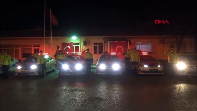 SİLİVRİ'DE POLİSLER VE İTFAİYECİLER İSTİKLAL MARŞI OKUDU