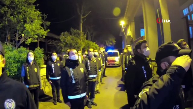 İstanbul’da 7’den 70’e herkes balkon ve camlardan istiklal marşı okudu