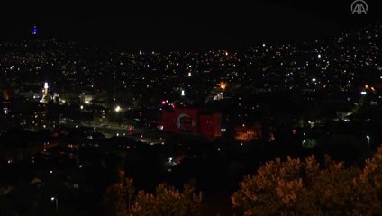 Vijecnica Türk bayrağının renklerine büründü