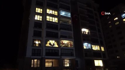 Meşaleler yakıldı, İstiklal Marşı balkonlardan okundu