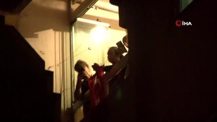 Vali mahalle halkı ile birlikte İstiklal Marşı okudu