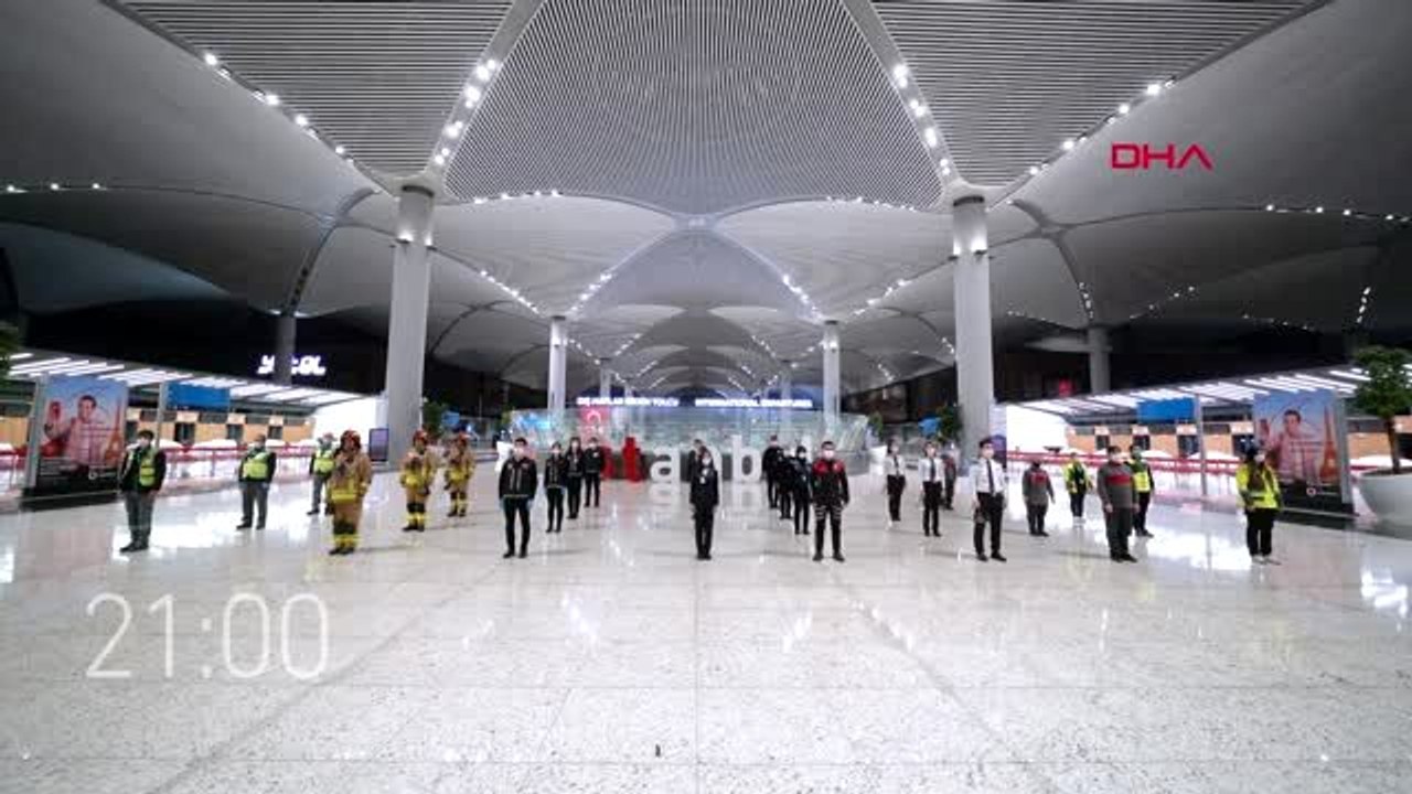 İSTANBUL HAVA LİMANI ÇALIŞANLARI İSTİKLAL MARŞI OKUDU