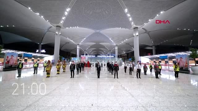 İSTANBUL HAVA LİMANI ÇALIŞANLARI İSTİKLAL MARŞI OKUDU