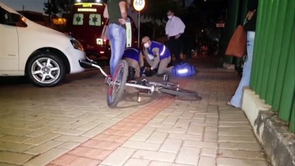 Download Video: Ciclista fica ferido em colisão contra carro na Rua Barão do Cerro Azul