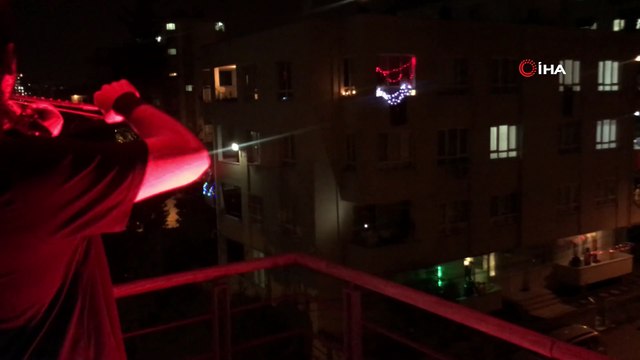 İstiklal Marşı’nı kemanıyla çaldı komşuları marşı coşkuyla okudu