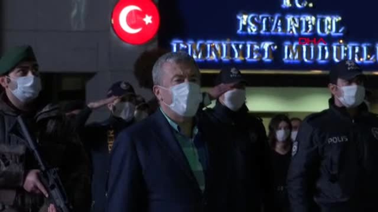 İSTANBUL EMNİYET MÜDÜRÜ POLİSLERLE BİRLİKTE İSTİKLAL MARŞI OKUDU