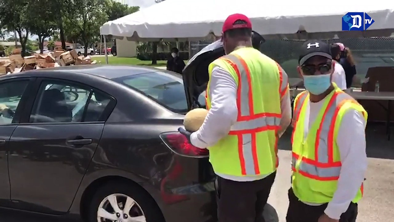 Feeding South Florida y la Ciudad de Hialeah entregan bolsas de comida este jueves en un Drive-Thru
