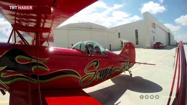 Kadın akrobasi pilotu çocuklar için havalandı