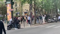 Des Parisiens se regroupent et dansent dans la rue