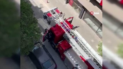 Merdiveni balkona dayayıp minik Dua'nın doğum gününü kutladılar