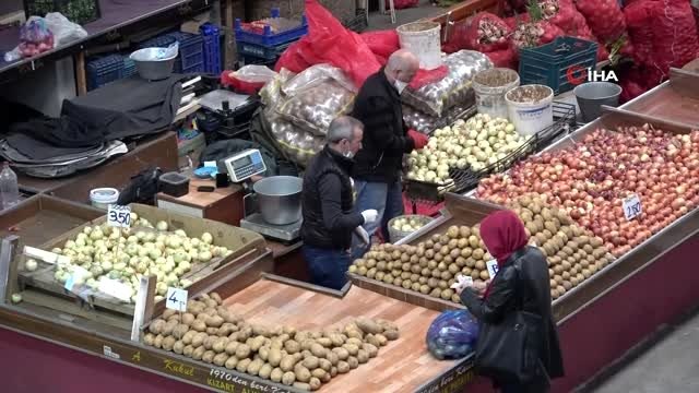 Halk pazarı açıldı, esnaf ve vatandaşın yüzü güldü