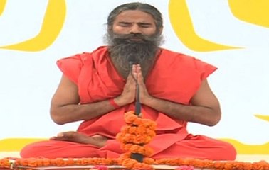 रामदेव ने तिहाड़ जेल में कैदियों के साथ किया योग
