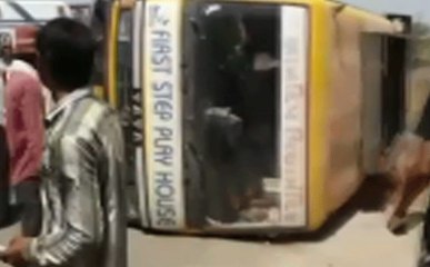 गुजरात के अमरेली में स्‍कूल बस पलटी, 20 छात्र घायल