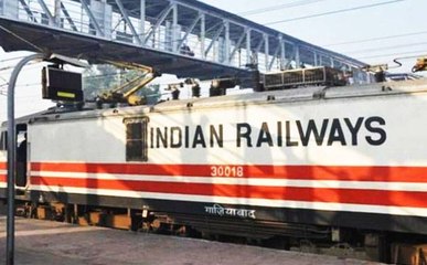 दिल्ली: कई घंटे लेट ट्रेन चलने से यात्री परेशान