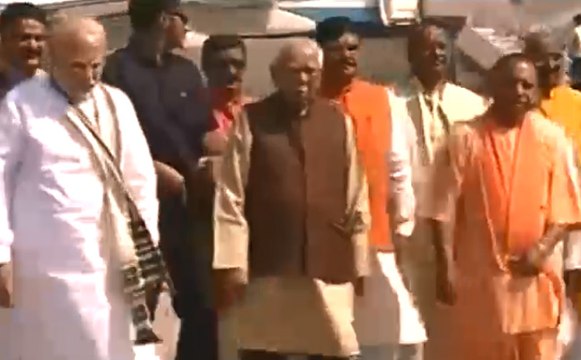 वाराणसी पहुंचे PM मोदी, CM योगी आदित्यनाथ ने किया स्वागत