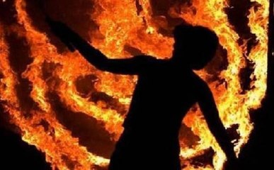 उत्तर प्रदेश : महिला से पहले की छेड़छाड़, फिर लगा दी आग