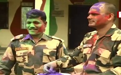 J&K: बॉर्डर पर तैनात जवानों ने मनाया होली का जश्न