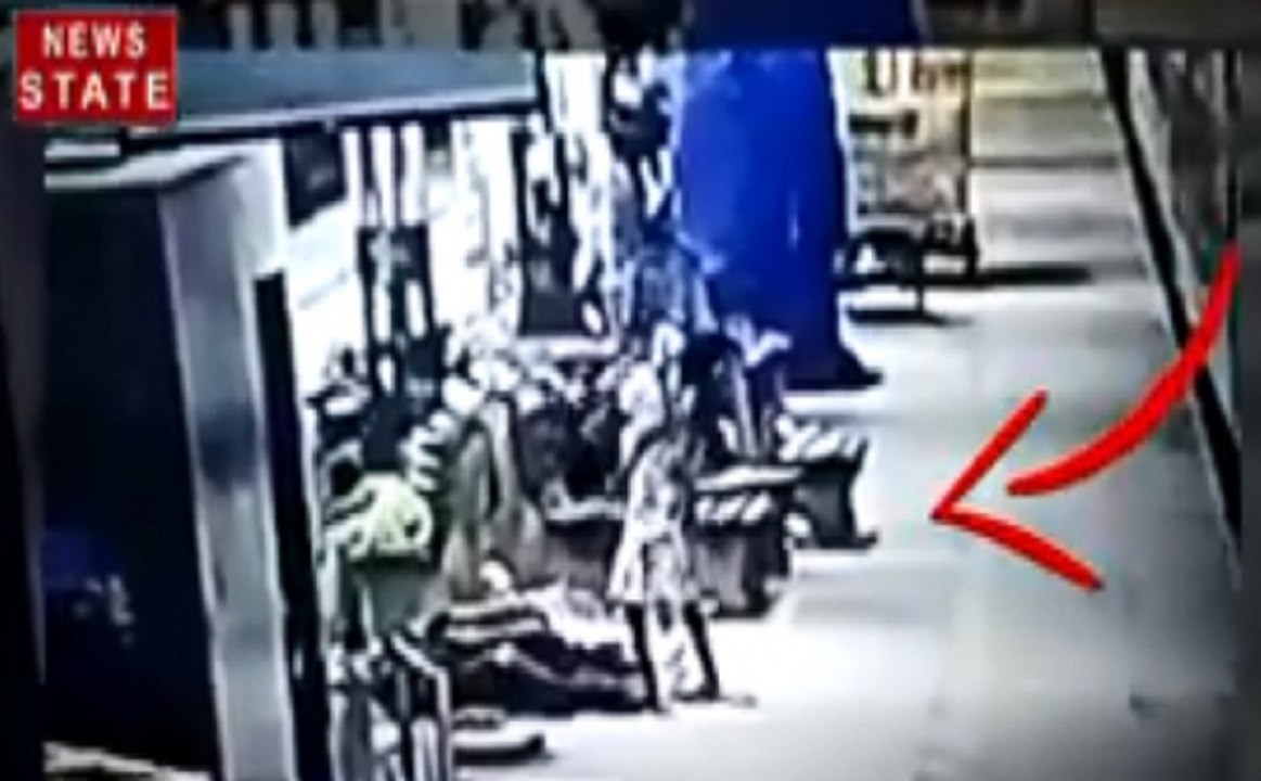 Viral Video : सिर्फ 3 सेकेंड में बच्‍चा चोरी, देखिए कैसे बच्चा चोरनी उठा ले गई मासूम को