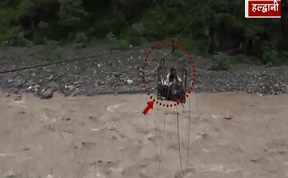 सैलाब का सुपर तांडव : जान जोखिम में डालकर स्कूल जाते बच्चे, रस्सियों के सहारे स्कूल जाने की मजबूरी