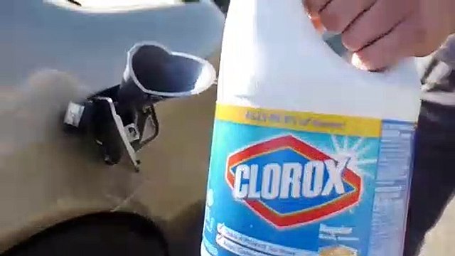 يستبدل وقود سيارته بمنظف والنتيجة مذهلة