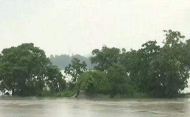 लाख टके की बात : जमीन पर जल का आक्रमण, बरसात में खिसकते पहाड़