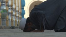 Clerics overturn coronavirus lockdown of mosques as Pakistan faces a Ramadan like never before