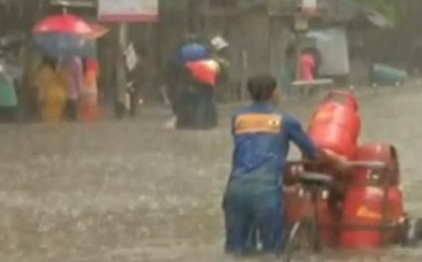 भारी बारिश से पानी-पानी हुई मुंबई, सड़कों का नदी जैसा हाल